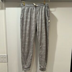 Vuori Performance Jogger- Women’s (Gray Camo)